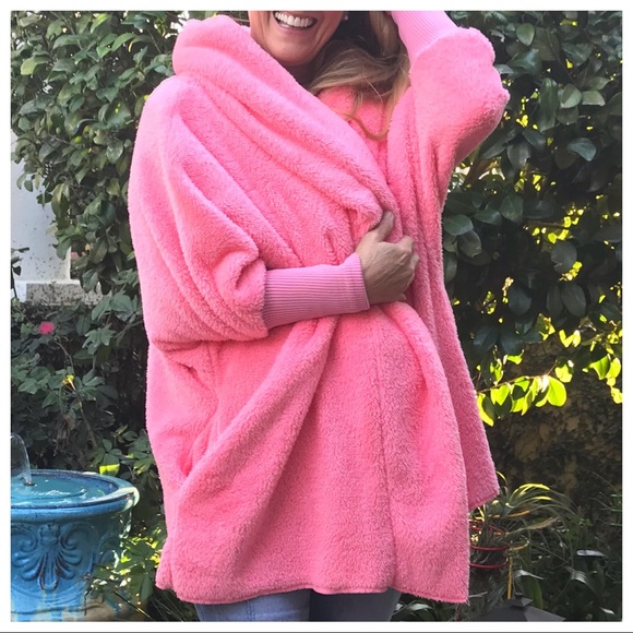 LAST 🔘 Wrap Me in Luxury!  Fuzzy Barbie Pink Wrap - Picture 8 of 8
